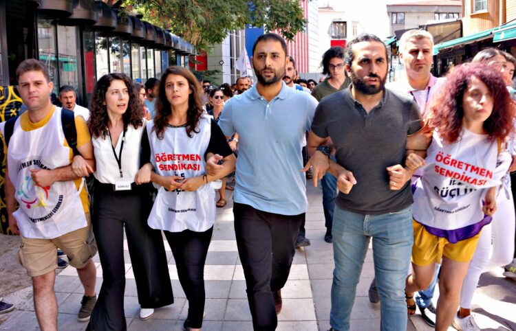 EMEK VE EĞİTİM HAKKI MÜCADELESİ YENİDEN ŞEKİLLENİRKEN: MÜCADELE DERSİNİ ÖĞRETMENLER VERECEK!